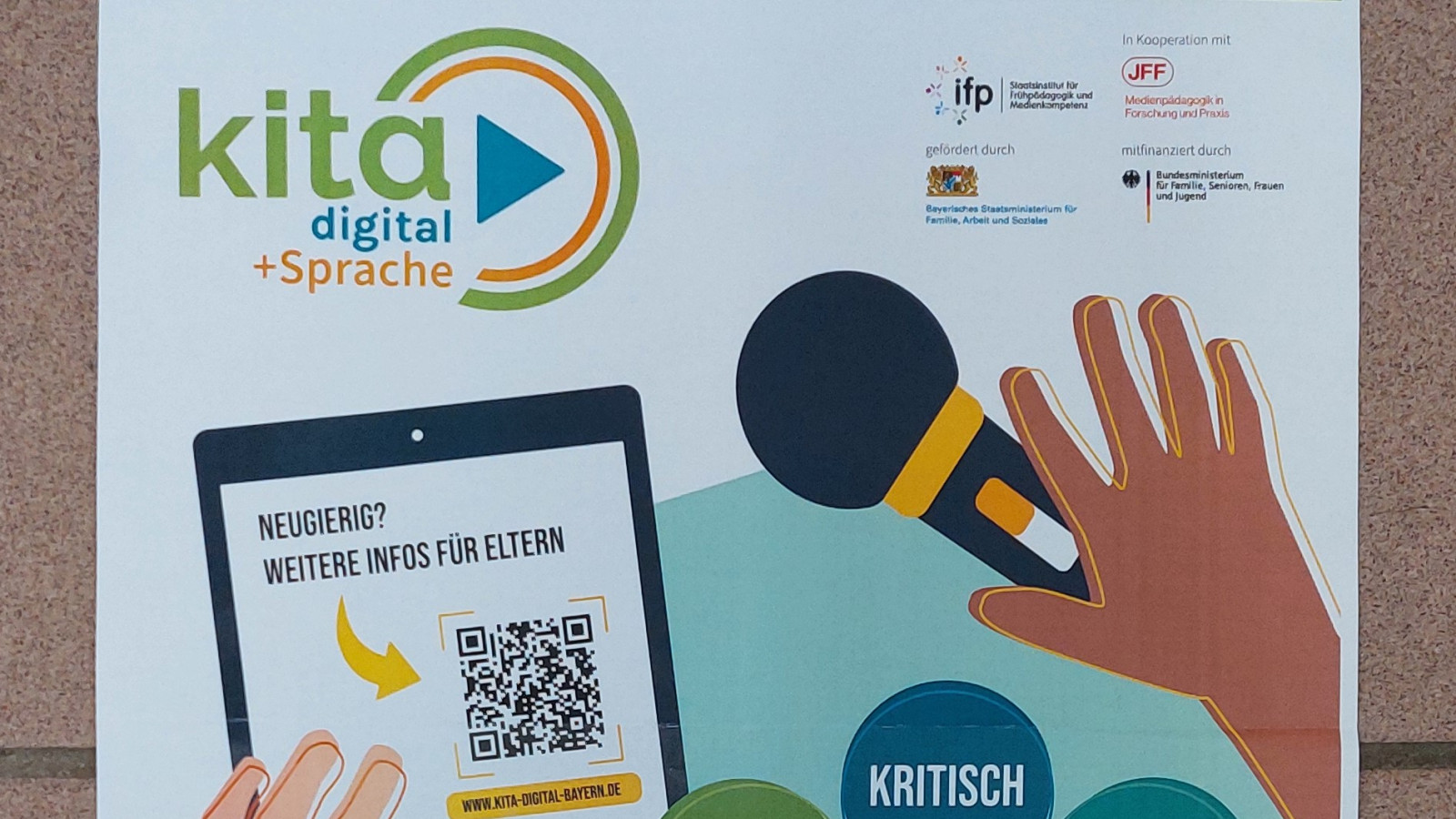 Poster für Kita-Initiative zur digitalen Bildung in Bayern mit verschiedenen Schlagwörtern.