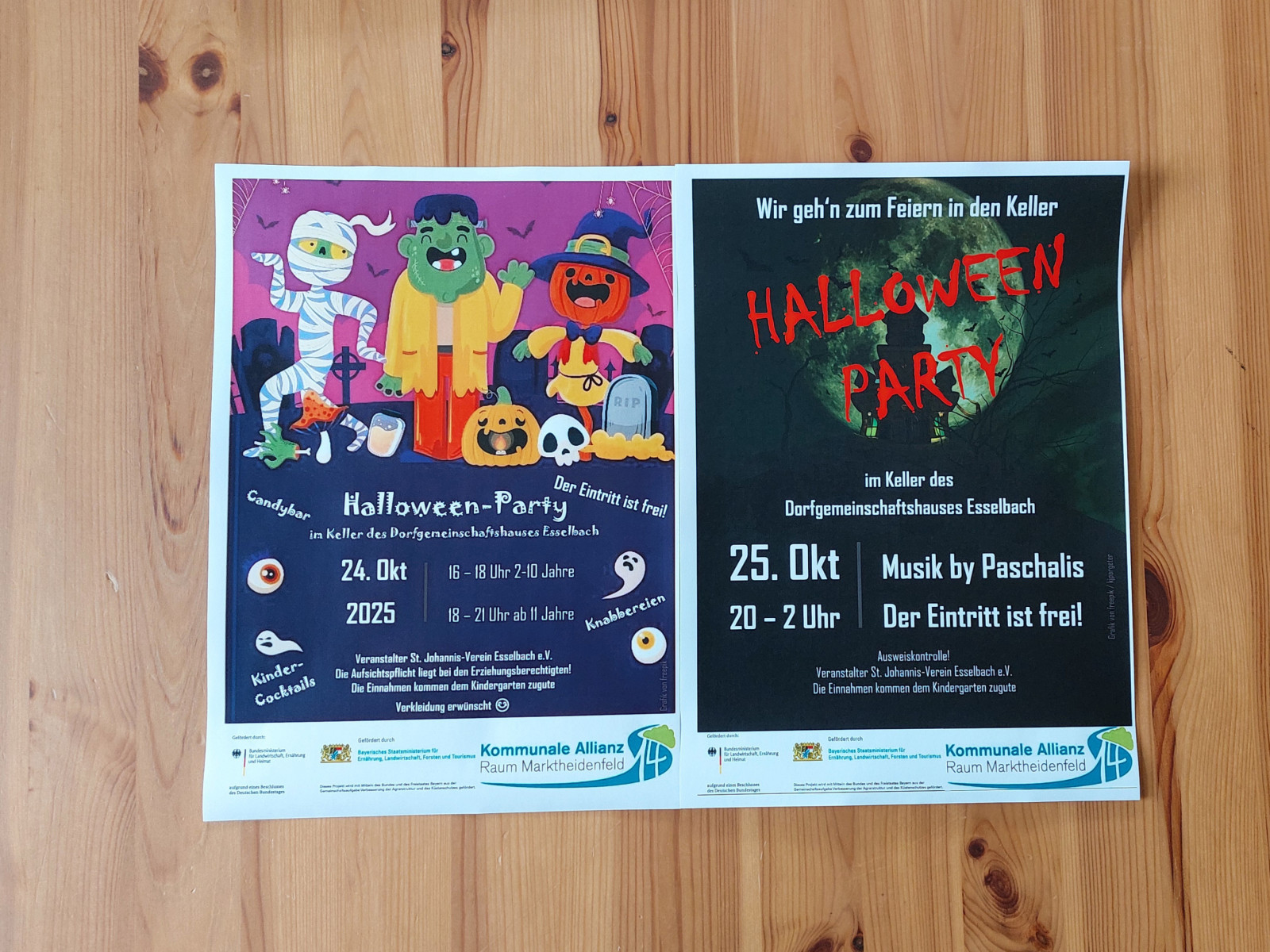 Zwei Halloween-Party-Plakate, eines mit cartoonartigen Monstern, das andere mit gruseligem Design.