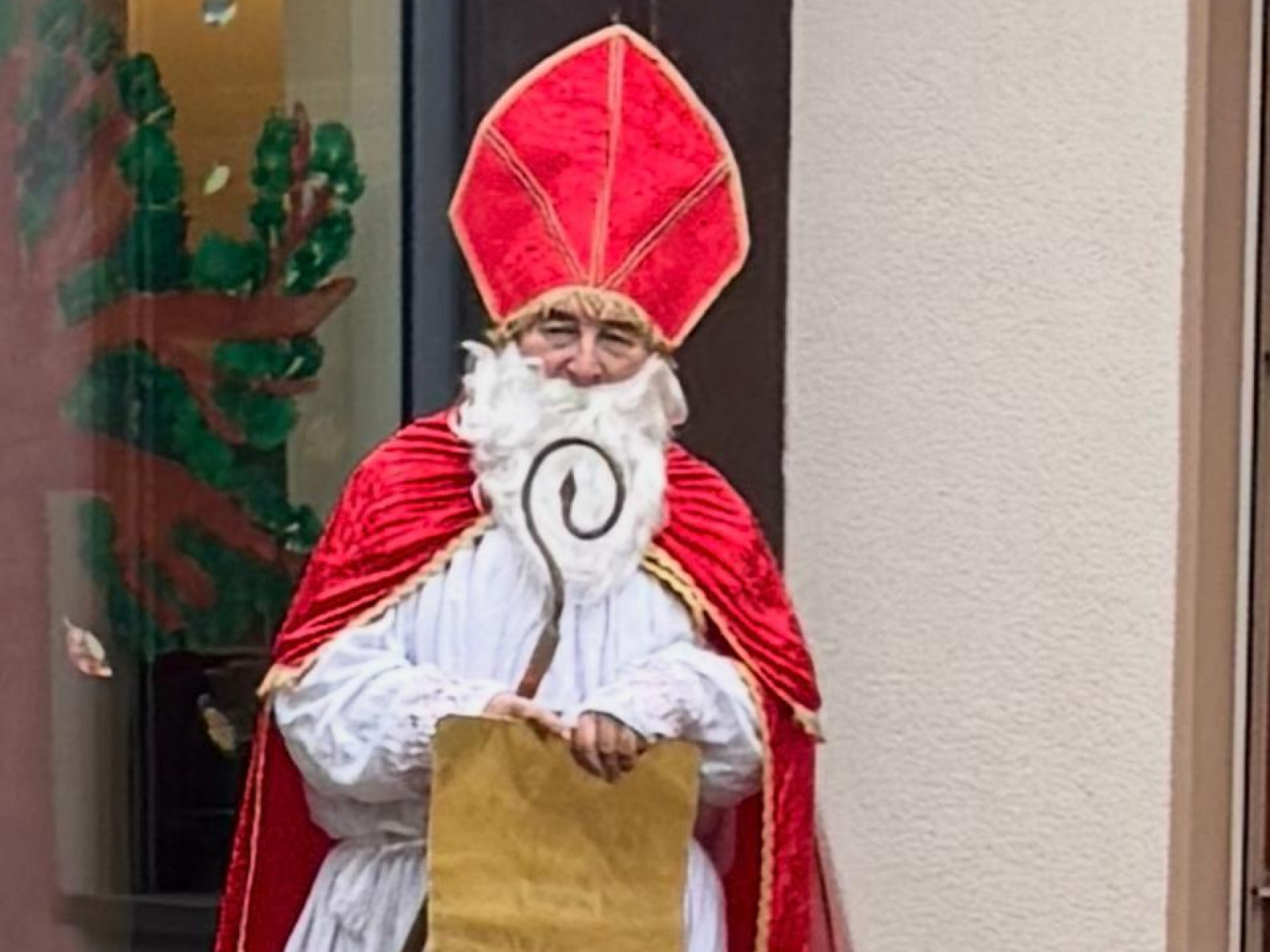 Person im Nikolauskostüm mit rotem Mantel und Bischofsstab.